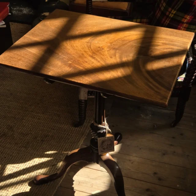 Diminutive Georgian tripod table, with delectable top, catching the sun this afternoon. Very similar to the one depicted by David Allan in the Connoisseurs (NGS) - note also the cockpen Raeburn chair.
Previously with Norman Adams and bears one of their ivorine labels.

#scottishantiquetable #scottishantiquefurniture #scottishstyle #antiquesaregreen #antiquefurnitureenrichesourlives